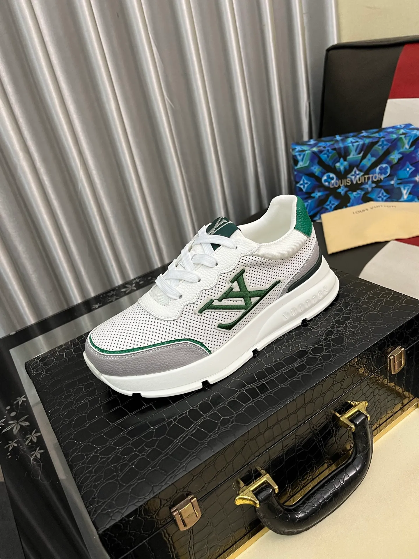 Men's shoes 💰440⌚️⌚️【LOUlS VUlTTON】Louis Vuitton ~ unique and casual style. LV counter purchasing 🏃casual shoes😍😍 are on sale at the men's counter at the same time. Italian imported brands select top-layer Italian cowhide. 🐑Sheepskin lining (refuses to discolor and rub feet) Sole: Original sole specially provided by the original factory 🎬Better in kind Code number: 38-446⃣️Color selection